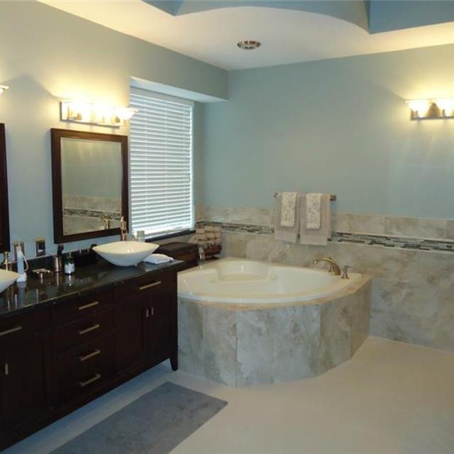 Serene Master Bathroom in Lansbrook