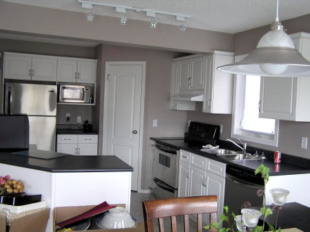 Photo of a black and white kitchen