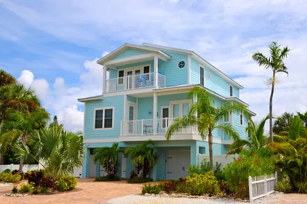 House in Florida with blue and white exterior